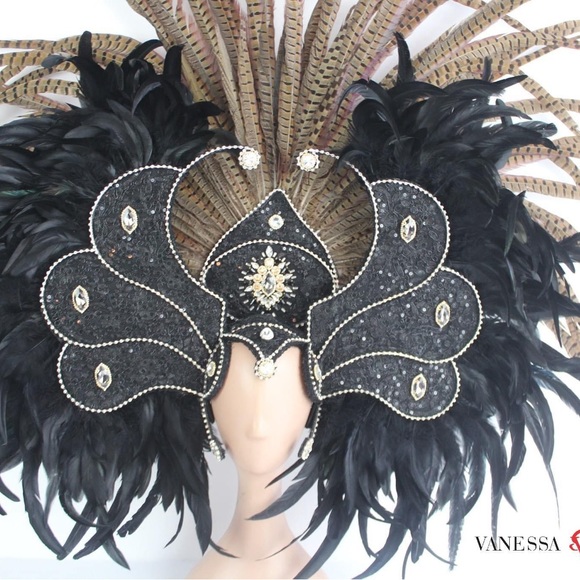 Very detail with real feathers, designed by Vanessa Barba a well known designer! - Picture 15 of 16